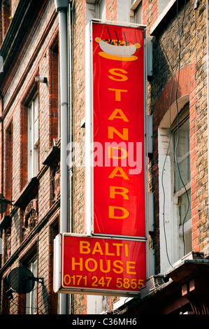 LONDON, Großbritannien - 17. APRIL 2011: Schild auf dem Curry-Restaurant Brick Lane im East End Stockfoto