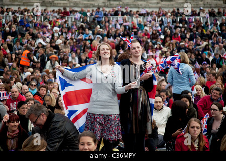 Nachtschwärmer treffen sich in Trafalgar Square im Zentrum von London, die königliche Hochzeit von Prinz William und Kate Middleton zu feiern Stockfoto