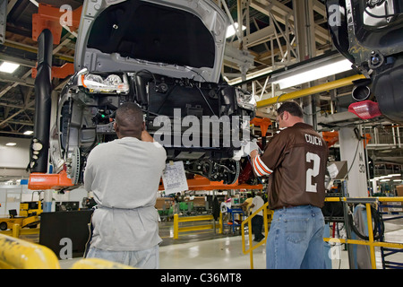Detroit, Michigan - Arbeiter am Fließband in Chryslers Jefferson North Assembly Plant. Stockfoto