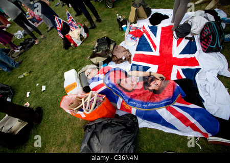 königliche Hochzeit einheimischer schlafend unter Flagge der Catherine Middleton und Prinz William Hyde park Stockfoto