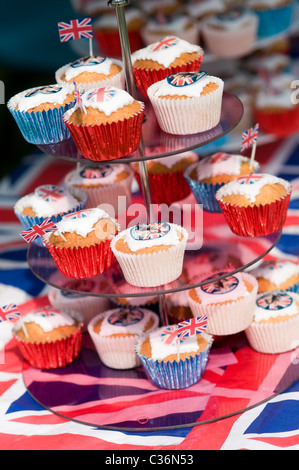 Kuchen mit den Gesichtern von Prinz William und Catherine Middleton für Royal Hochzeitsfeier in Banham, Norfolk Stockfoto