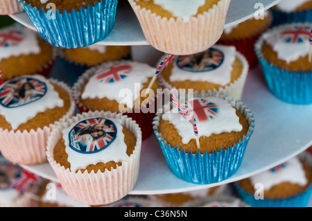 Kuchen mit den Gesichtern von Prinz William und Catherine Middleton für Royal Hochzeitsfeier in Banham, Norfolk Stockfoto