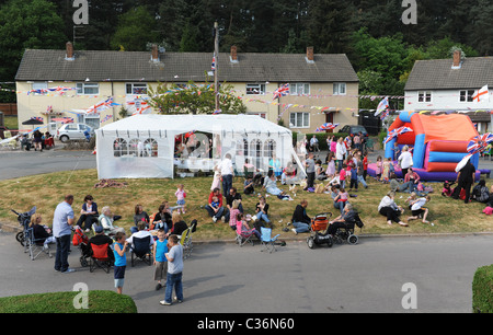 Anwohner feiern die königliche Hochzeit mit einer Street Party in Upper Road, Madeley, Telford. Stockfoto