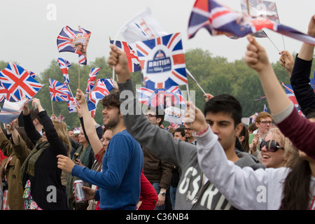 königliche Hochzeit Hyde Park Nachtschwärmer mit Union Jack-Flaggen Stockfoto