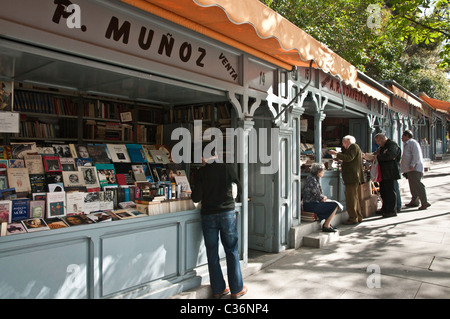 Gebrauchte Stände Buch in der Cuesta de Claudio Moyano am unteren Ende des Paseo del Prado, Madrid, Spanien. Stockfoto