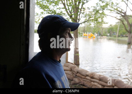 Bill Sandquist erzählt von der großen Flut von 1993 in der Red Star District von Cape Girardeau, MO, auf Donnerstag, 28. April 2011. Stockfoto