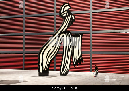 Roy Lichtensteins Pinselstrich Skulptur In den an das Centro de Arte Reina Sofia, Madrid, Spanien Stockfoto