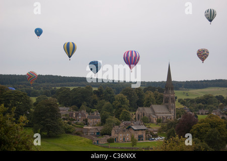 Heißluft Ballons starten über Chatsworth House Stockfoto