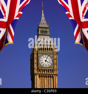 Ikonisches London - Big Ben (St Stephens Tower) mit Union Jack Flags, London, England, Großbritannien - Brexit Großbritannien Stockfoto
