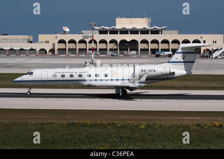 Gulfstream G550 Corporate Jet Flugzeug, in einer offiziellen VIP-Transport-Rolle von der Regierung von Kuwait verwendet, bei der Ankunft in Malta Stockfoto