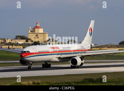 China Eastern Airlines Airbus A330-300 in Malta angekommen, chinesische Flüchtlinge aus Libyen, 27. Februar 2011 zurückzuführen Stockfoto