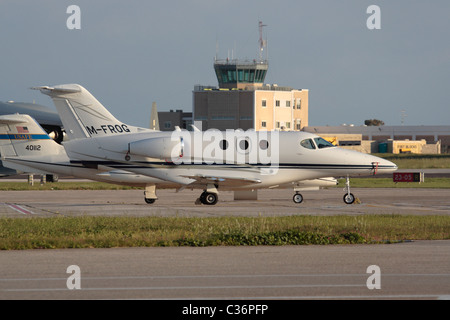 Beechcraft (ehemals Raytheon) Premier IA Licht Business Jet am internationalen Flughafen Malta geparkt Stockfoto