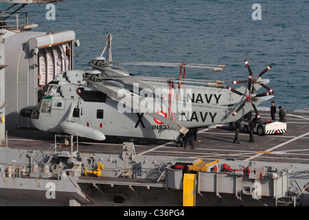 Indische Marine UH-3H Sea King militärische Hubschrauber an Bord der amphibischen Operationen Schiff ins Jalashwa Stockfoto