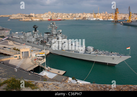 Die indische Marine Zerstörer INS Mysore in Malta am 12. März 2011, nach dem indischen Staatsangehörigen aus Libyen zu evakuieren. Stockfoto