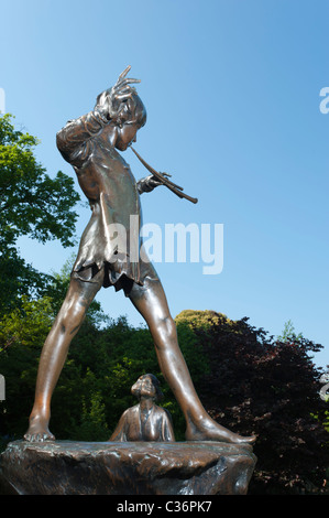 Statue von Peter Pan (die Romanfigur von J.M.Barrie) in Kensington Gardens, London, England, UK. Stockfoto