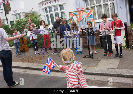 Eine Straßenfest statt durch Nachbarn im Süden von London feiert die königliche Hochzeit von Prinz William und Kate Middleton. Stockfoto