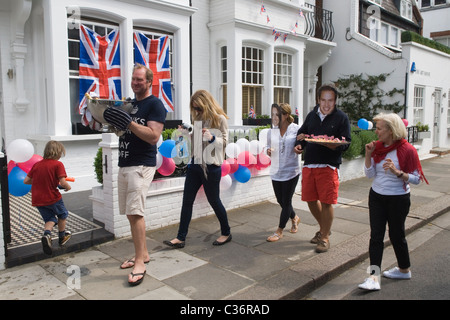 Royal Wedding Street Party Essen Chelsea London. Prinz William und Catherine Souvenirmasken. April 2011. Rote, weiße und blaue Ballons und Union Jack Flaggen schmücken das Äußere eines Hauses. HOMER SYKES AUS DEN 2010ER JAHREN Stockfoto