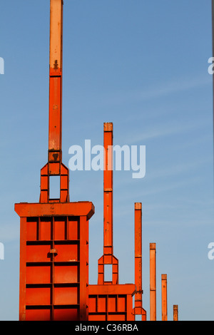 Blick auf eine industrielle Struktur mit Bügeleisen Pylone Stockfoto