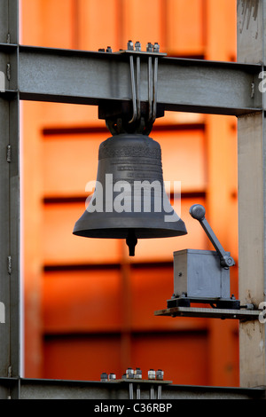 Blick auf eine industrielle Struktur mit Bügeleisen Pylone Stockfoto