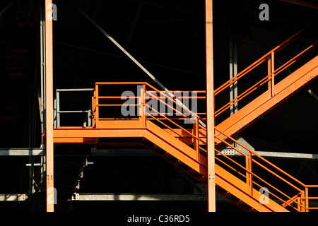 Blick auf eine industrielle Struktur mit Bügeleisen Pylone Stockfoto