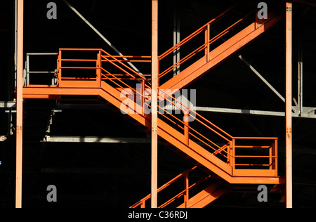 Blick auf eine industrielle Struktur mit Bügeleisen Pylone Stockfoto