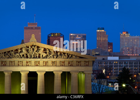 Parthenon Replik in der Dämmerung mit modernen Gebäuden von Nashville Tennessee im Hintergrund, USA Stockfoto