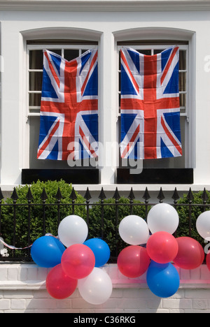 Königliche Hochzeitsfeier. Bunting Exterior Chelsea London April 29 2011 2010er UK Prince William und Kate Middleton. Rote weiße und blaue Ballons und Union Jack Fahnen schmücken die Außenseite eines Hauses. HOMER SYKES Stockfoto