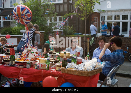 Königliche Hochzeit-Street Party. Barnes, London UK. 29. April 2011 HOMER SYKES Stockfoto