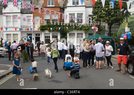 Royal Wedding Street Party Essen Chelsea London. Prinz Wilhelm und Katharina 29. April 2011. Rote, weiße und blaue Ballons und Union Jack Flaggen schmücken die Straßengruppe der Nachbarn, die sich in Großbritannien der 2010er Jahre freuen. HOMER SYKES Stockfoto