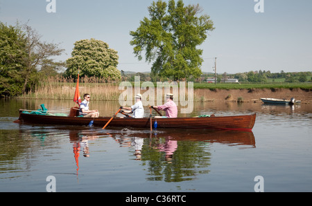 Drei Mann in einem Boot Rudern auf der Themse in Wallingford Oxfordshire UK Stockfoto