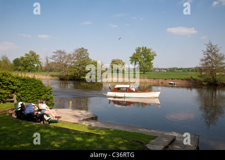 Menschen genießen täglich draußen auf einem Boot auf der Themse bei Wallingford, Oxfordshire UK Stockfoto