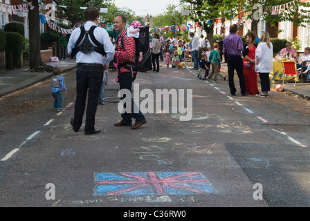 Street Party London, Union Jack Flagge auf dem Boden kreidet. Prinz William Kate Middleton - Prinzessin Catherine Royal Wedding Street Party. Barnes London Großbritannien. 29. April 2011 HOMER SYKES Stockfoto