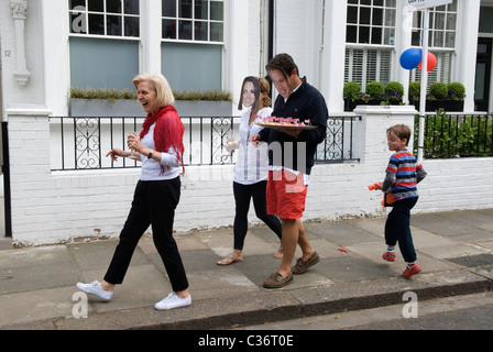 Royal Wedding Street Party. Chelsea London. Erinnerungsmasken von Prinz William und Catherine. APRIL 29 2011 GROSSBRITANNIEN HOMER SYKES Stockfoto