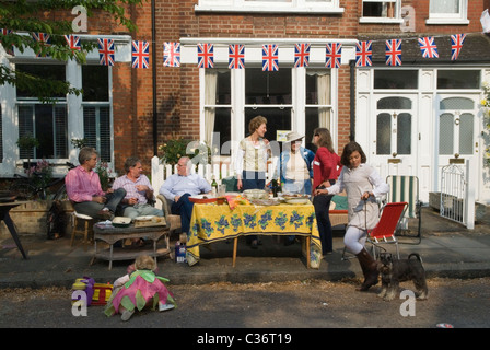 Nachbarn königliche Hochzeit Street Party. Barnes, London UK. 29. April 2011 HOMER SYKES Stockfoto