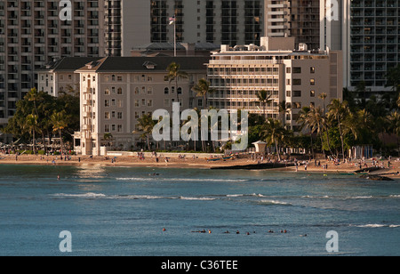 Eine erhöhte Ansicht des historischen Sheraton Moana Surfrider Hotels am Waikiki Beach, Honolulu, Hawaii. Stockfoto