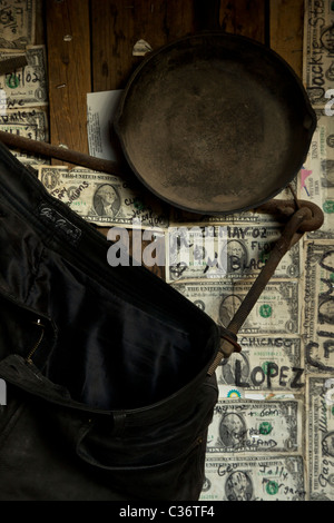 US-Dollarnoten auf einer Restaurant-Wand mit einer Eisenpfanne veröffentlicht und verwaschene Jeans an Theodore Roosevelt Lake, Arizona, USA. Stockfoto