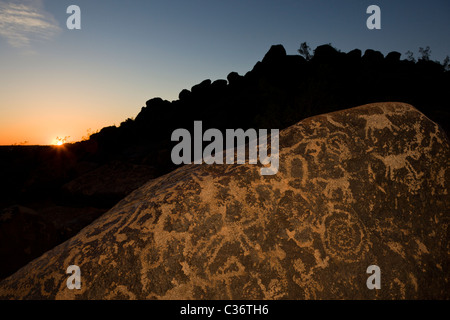 Gila Stil (300 v. Chr. - 1450 n. Chr.) tierische Petroglyphen der gemalt Rock Petroglyph Site in der Nähe von Gila Bend, Arizona. Stockfoto