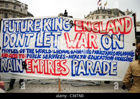 Der Demonstrant Banner am Trafalgar Square am Tag der königlichen Hochzeit von Prinz William und Cathrine Middleton 29. April 2011. Stockfoto