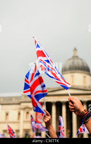 Union Flaggen werden auf dem Trafalgar Square Royal Hochzeit Tag winkte. Prinz William und Cathrine Middleton 29. April 2011. Stockfoto