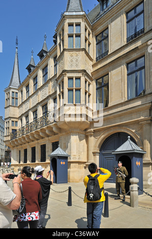 Tourist unter Bild der Garde vor dem Grand Ducal Palast / Palais Grand-ducal in Luxemburg, Großherzogtum Luxemburg Stockfoto