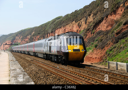 Ein Crosscountry betrieben HST Zug reisen entlang der Ufermauer in Dawlish in Devon. Stockfoto