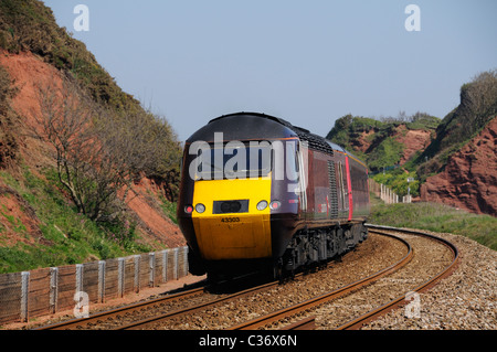 Ein Crosscountry-Zügen bedient HST runden die Kurve vor Langstone Rock unterwegs in Richtung Dawlish Warren Stockfoto