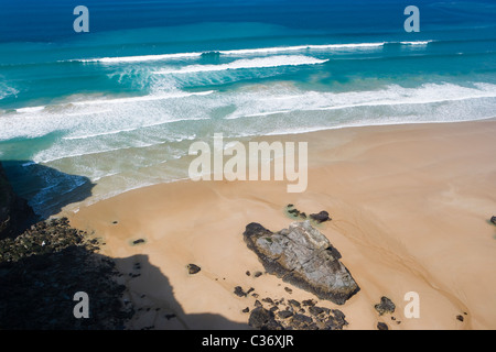 Wellen und Strand. Bedruthan Steps, Cornwall, UK Stockfoto