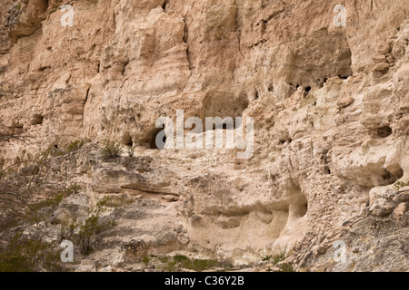 Alten Sinagua indische Klippe Wohnung, "Burg A' bei Montezuma Castle National Monument, Arizona, USA. Stockfoto