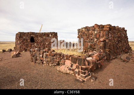 Achat Haus Pueblo mit versteinerten Holzes, Araucarioxylon Arizonicum im Petrified Forest National Park, USA rekonstruiert. Stockfoto