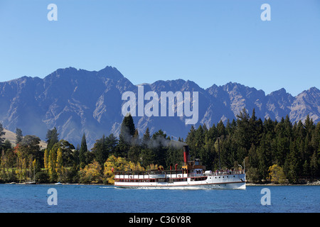 Die TSS Earnslaw, einem 1912 Edwardian Vintage Twin Schraube Dampfer auf dem Wasser des Lake Wakatipu, Queenstown, Neuseeland. Stockfoto