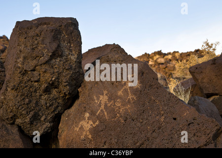 Uralten Puebloan Petroglyphen in Rinconada Canyon im Petroglyph National Monument, Albuquerque, New Mexico, USA. Stockfoto