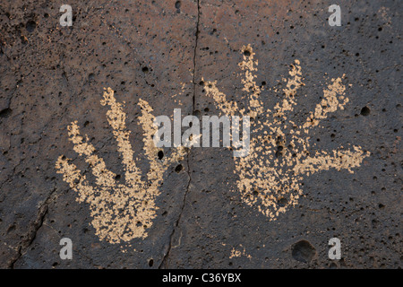 Paar von Hand Petroglyphen in Rinconada Canyon im Petroglyph National Monument, Albuquerque, New Mexico, USA. Stockfoto