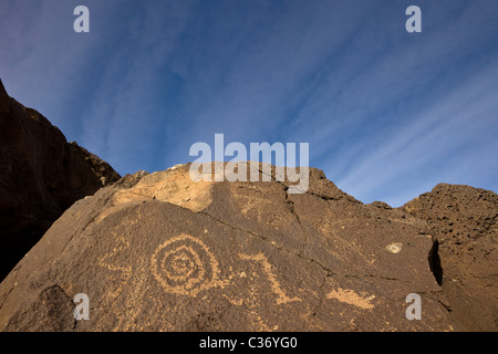 Indianische Petroglyphen in Boca Negra Canyon im Petroglyph National Monument, Albuquerque, New Mexico, USA. Stockfoto