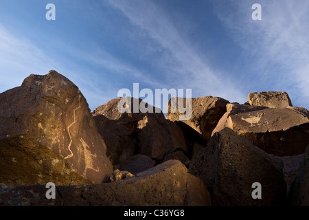 Indianische Petroglyphen im Petroglyph National Monument, Albuquerque, New Mexico, USA. Stockfoto